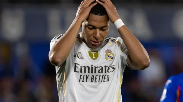Mbappé je pod palbou fanoušků Realu: sice je zraněný, ale odjel na dovolenou s herečkou