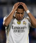 Mbappé je pod palbou fanoušků Realu: sice je zraněný, ale odjel na dovolenou s herečkou
