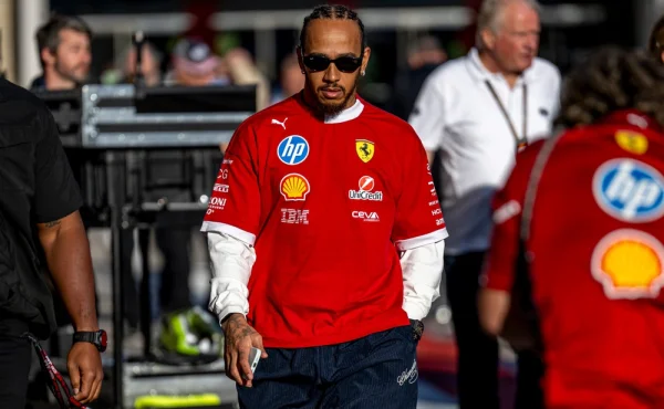 Skončí Hamilton ve Ferrari předčasně? Damon Hill přichází se zajímavou teorií