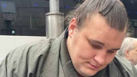 Ukrajinský uprchlík mění zaběhlé pořádky v sumo. Aonishiki má Císařský pohár