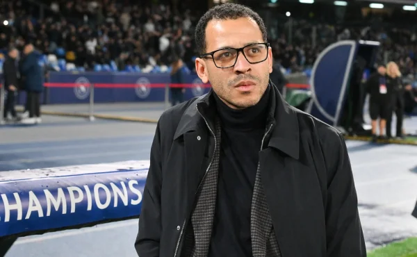 Vyhozený kouč Chelsea si ještě může přijít na velké peníze. Ve hře jsou stovky milionů