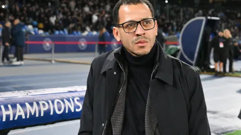 Vyhozený kouč Chelsea si ještě může přijít na velké peníze. Ve hře jsou stovky milionů