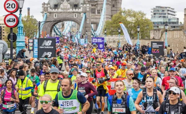 Explodoval mi prst! Zkrvavená McColganová i tak doběhla rekordní maraton jako sedmá