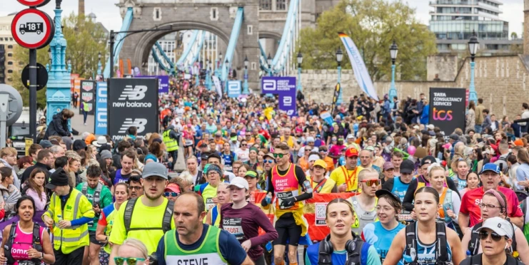 Explodoval mi prst! Zkrvavená McColganová i tak doběhla rekordní maraton jako sedmá