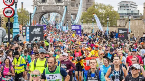 Explodoval mi prst! Zkrvavená McColganová i tak doběhla rekordní maraton jako sedmá