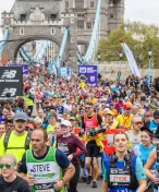 Explodoval mi prst! Zkrvavená McColganová i tak doběhla rekordní maraton jako sedmá