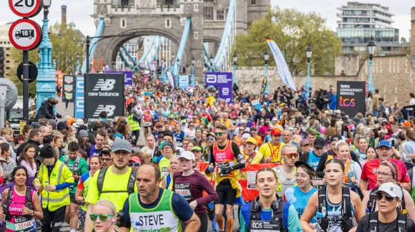 Explodoval mi prst! Zkrvavená McColganová i tak doběhla rekordní maraton jako sedmá