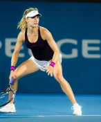 Pověste ji do Louvru! Kráska Bouchardová se vrátila na Roland Garros a fanoušci řeší odvážné šaty