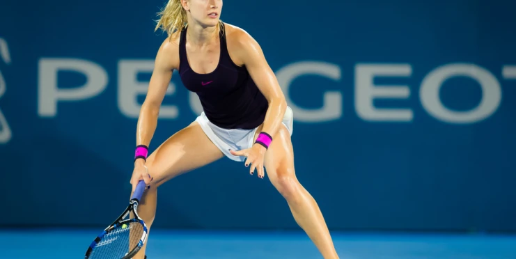 Pověste ji do Louvru! Kráska Bouchardová se vrátila na Roland Garros a fanoušci řeší odvážné šaty