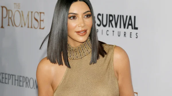 Vztah Lewise Hamiltona a Kim Kardashian pokračuje. Pilot F1 už tráví čas i s její rodinou