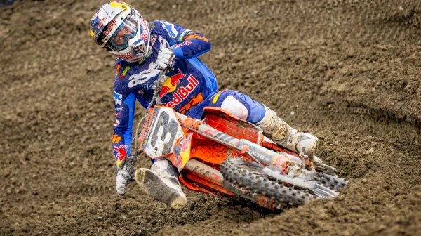 Rekord s odštípnutým zubem. Legendární Tomac nezvládl přebírání trofeje