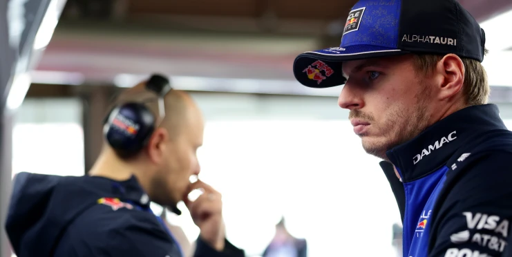 Fanoušci popichují rezignovaného Verstappena. Zkus šlapací autíčko, smějí se mu