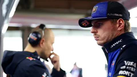 Fanoušci popichují rezignovaného Verstappena. Zkus šlapací autíčko, smějí se mu