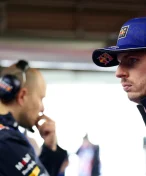 Fanoušci popichují rezignovaného Verstappena. Zkus šlapací autíčko, smějí se mu