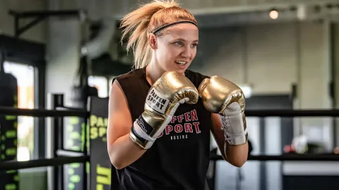 Neodjela jediný závod, teď se chystá na olympiádu. Německá boxerka chce být cyklistkou