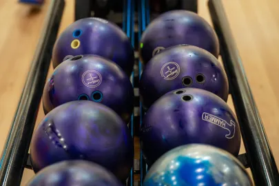 koule-bowling-purple-urethan-zakazane.jpg